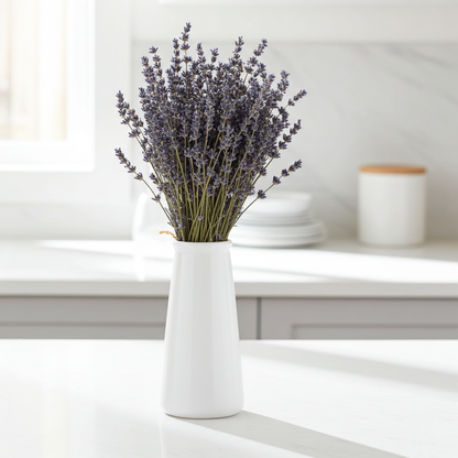 Lavendelstrauß Extra Blau auf Holztisch mit Leinenstoff in Provence-Atmosphäre