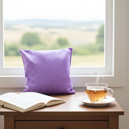 Nahaufnahme von Lavendelkissen Lila mit Pünktchen – handgenäht mit sichtbarer Stoffstruktur und Nähten