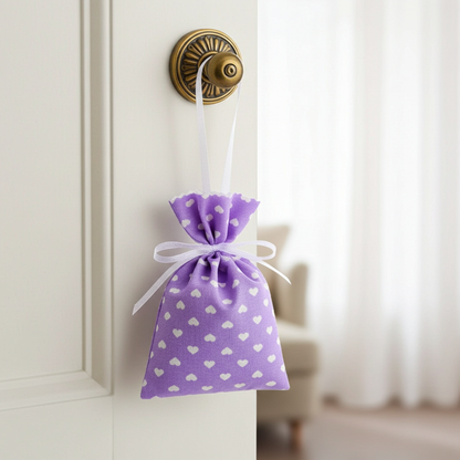 Lavendelsäckchen Lila mit Herz – handgenäht als handgenähtes Duftsäckchen in stilvoller Anwendung