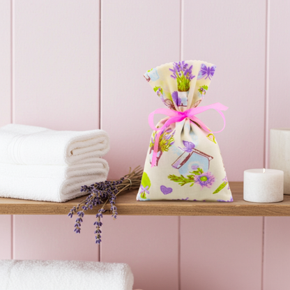 Lavendelsäckchen Bunt mit Herzen – handgenäht mit Schleife zum Aufhängen im Schrank oder Wohnbereich