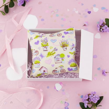 Lavendelkissen Bunt mit Herzen – handgenäht dekorativ auf einem Bett mit heller Bettwäsche